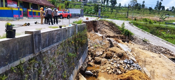 Talud Longsor di Desa Kwadungan Jurang
