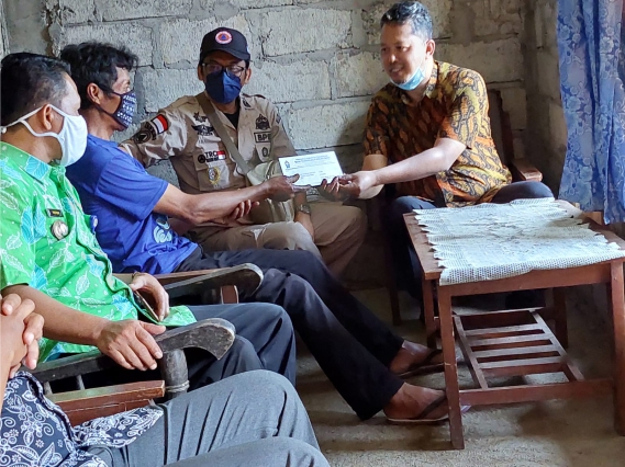 BPBD menyerahkan Bantuan Sosial untuk korban Bencana