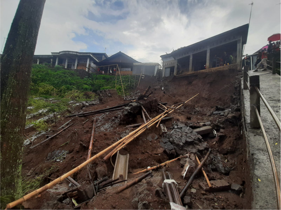 tanah longsor terjadi di Desa Glapansari,setelah diguyur hujan deras