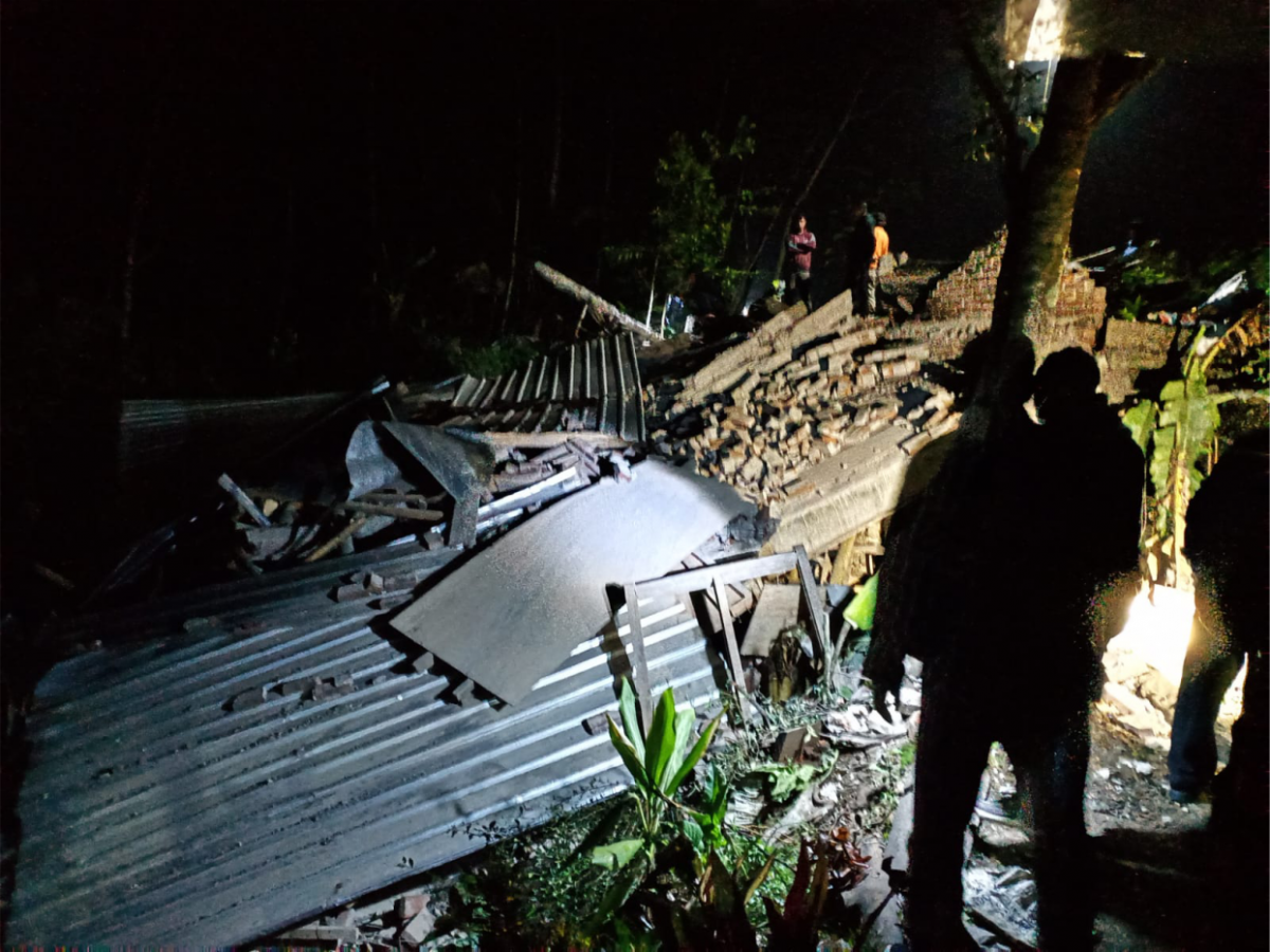 Rumah roboh akibat longsor setelah di guyur hujan,3 Jiwa Mengungsi