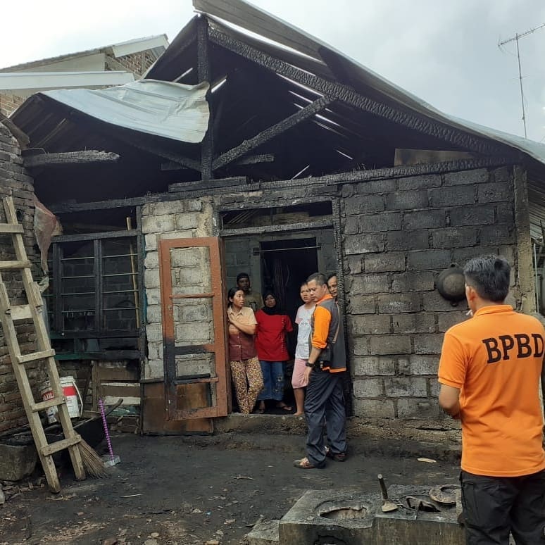 Droping Logistik Korban Kebakaran di Desa Gedongsari