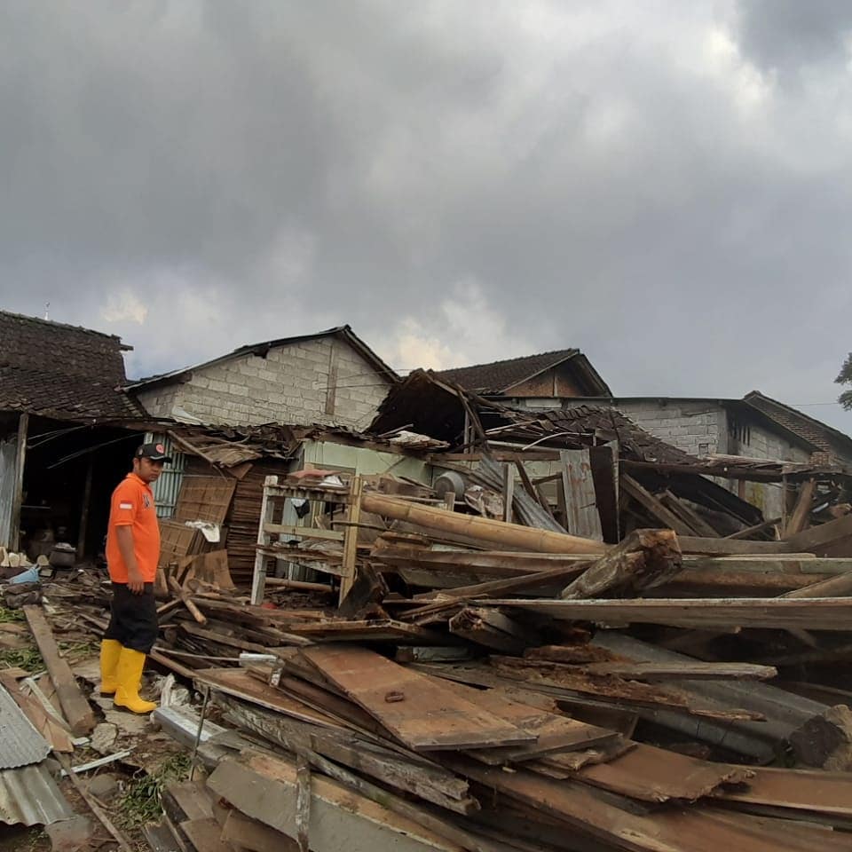 Angin Ribut di Desa Kalirejo mengakibatkan satu Rumah Rusak