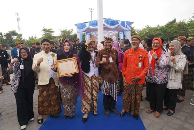 Pemerintah Kabupaten Temanggung memperoleh dua penghargaan tingkat Provinsi Jawa Tengah. Penghargaan Khusus Perencanaan Pembangunan Daerah Tahun 2026 dan Penghargaan Top 10 Kabupaten kota dengan Indeks Daya Saing Daerah (IDSD) Tinggi di Jawa Tengah Tahun 2026