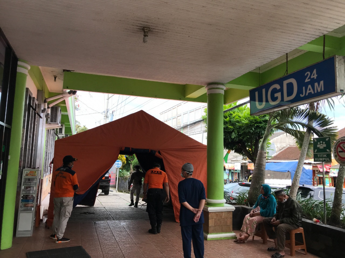 Antisipasi Lonjakan Pasien BPBD Bangun Tenda Darurat