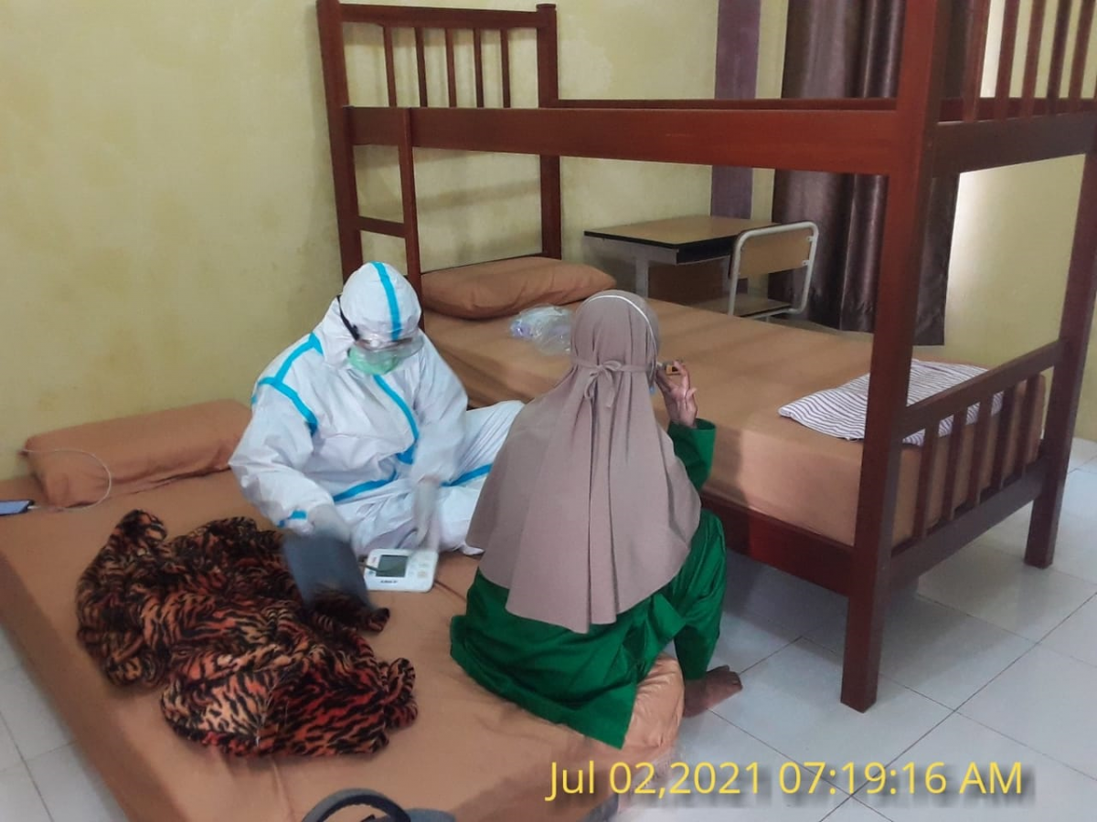 Pengecekan Kesehatan Bagi Warga di Tempat Isolasi Terpusat