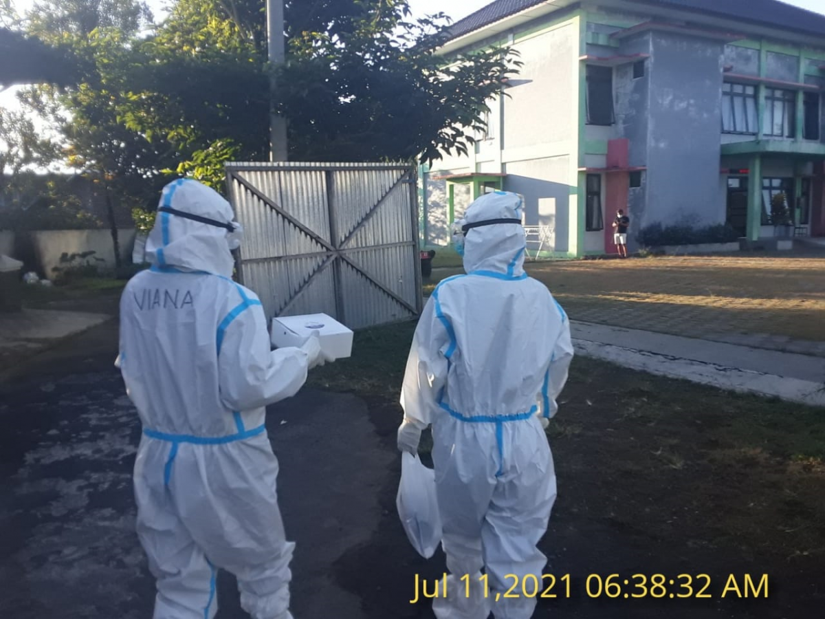 Pemberian Makan Bagi Warga di Tempat Isolasi Terpusat
