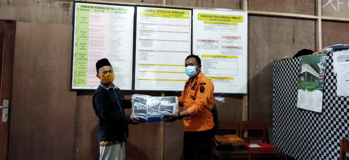Kurangi Resiko Penyeberan Covid-19, Tim BPBD Salurkan 500 pcs Masker ke Pondok Pesantren Darulfalah