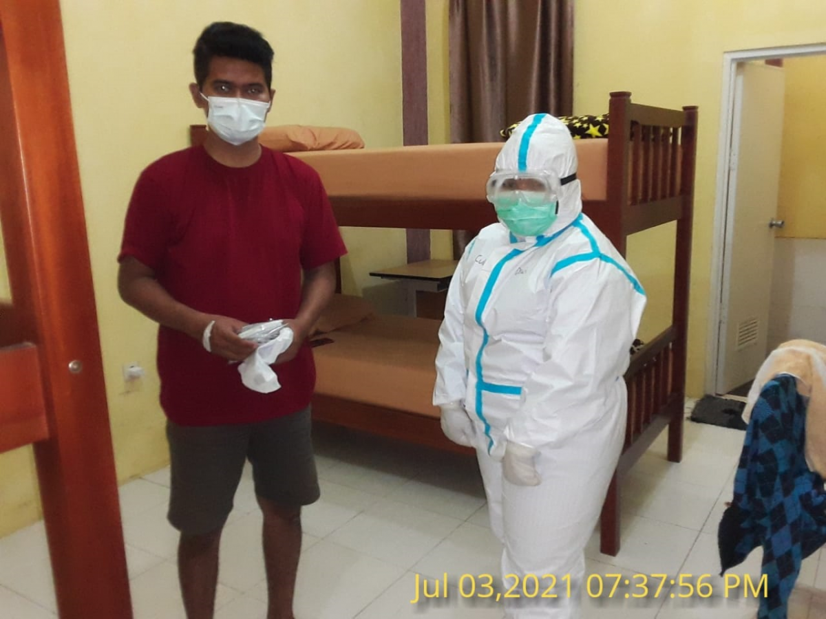 Pemberian Vitamin Bagi Warga di Tempat Isolasi Terpusat